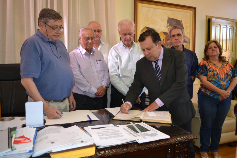 Vando assume Poder Executivo